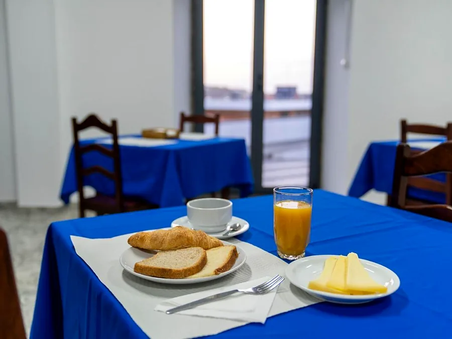 Mesa posta ao pequeno-almoço