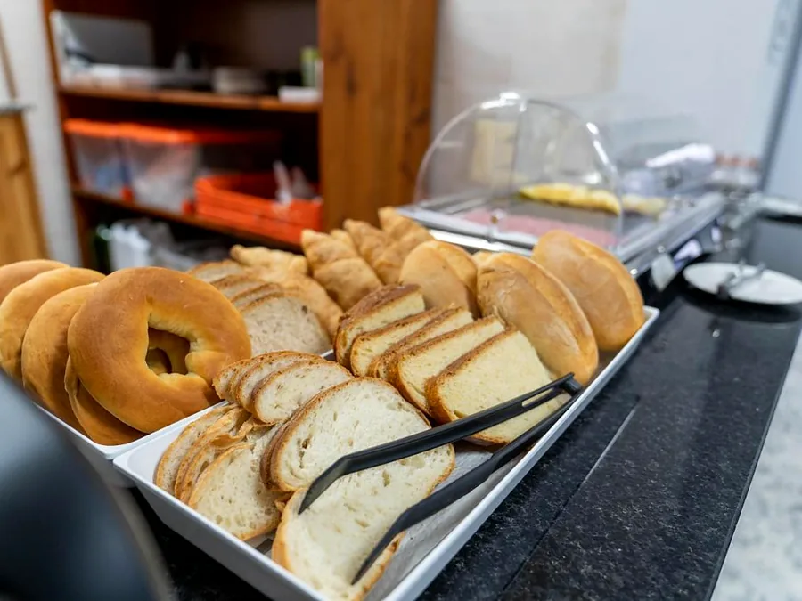 Pão fresco e produtos locais ao pequeno-almoço