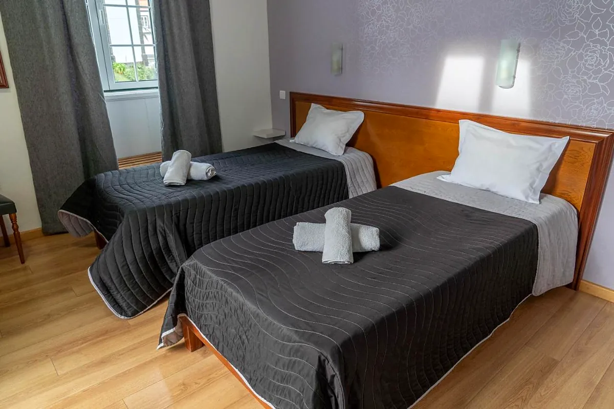 Quarto twin com soalho de madeira